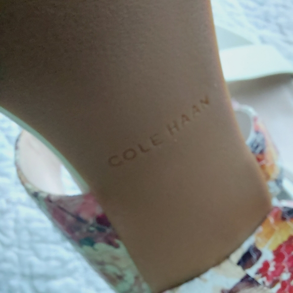 COLE HAAN GRAND.OS ELVA FLORAL WHITE BLOCK HEEL SANDAL - Picture 5 of 11
